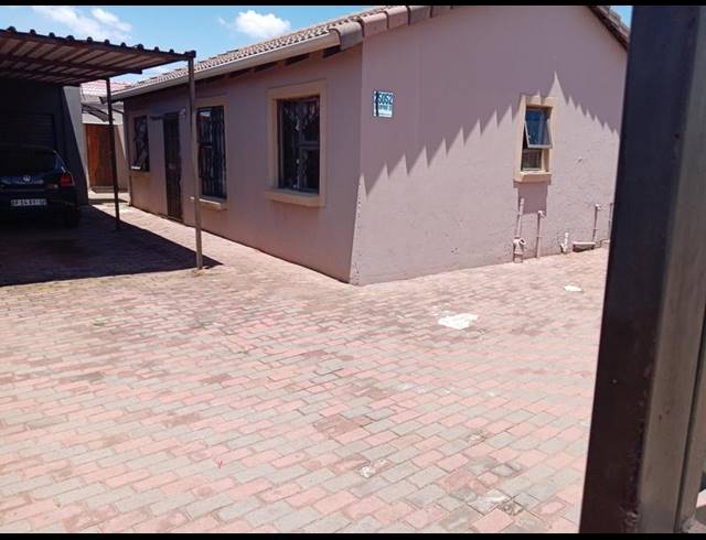 3 BEDROOM HOUSE FOR SALE IN PROTEA GLEN EXT